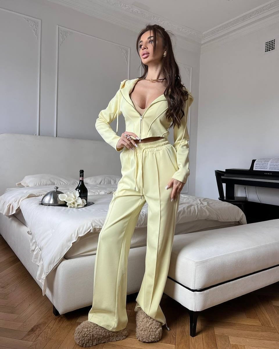 Damernas mode set med cropped huvtröja och vida joggingsbyxor Mirla-Eva Jonsson