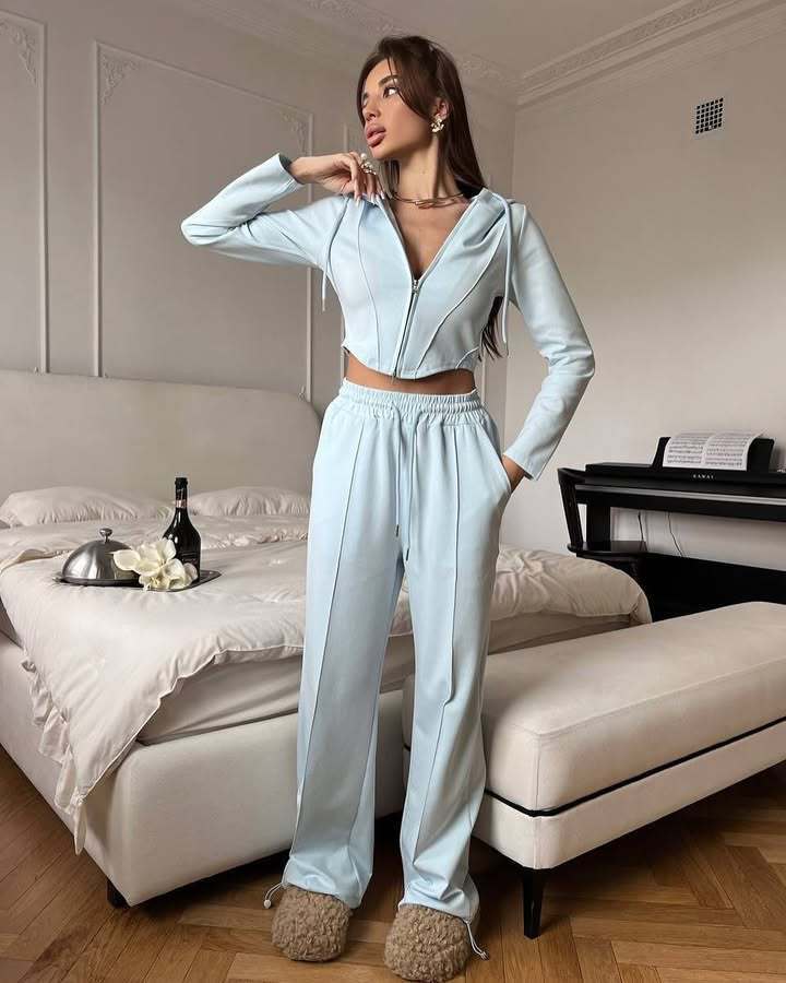 Damernas mode set med cropped huvtröja och vida joggingsbyxor Mirla-Eva Jonsson