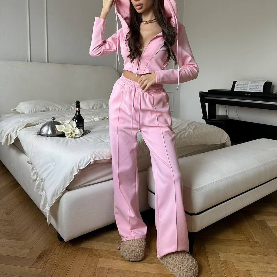Damernas mode set med cropped huvtröja och vida joggingsbyxor Mirla-Eva Jonsson
