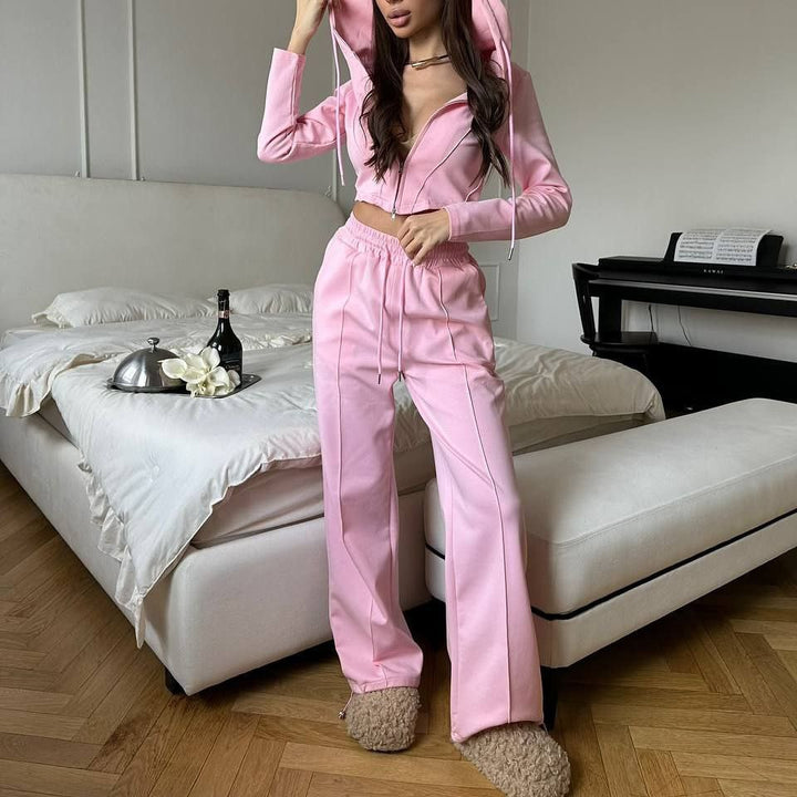 Damernas mode set med cropped huvtröja och vida joggingsbyxor Mirla-Eva Jonsson