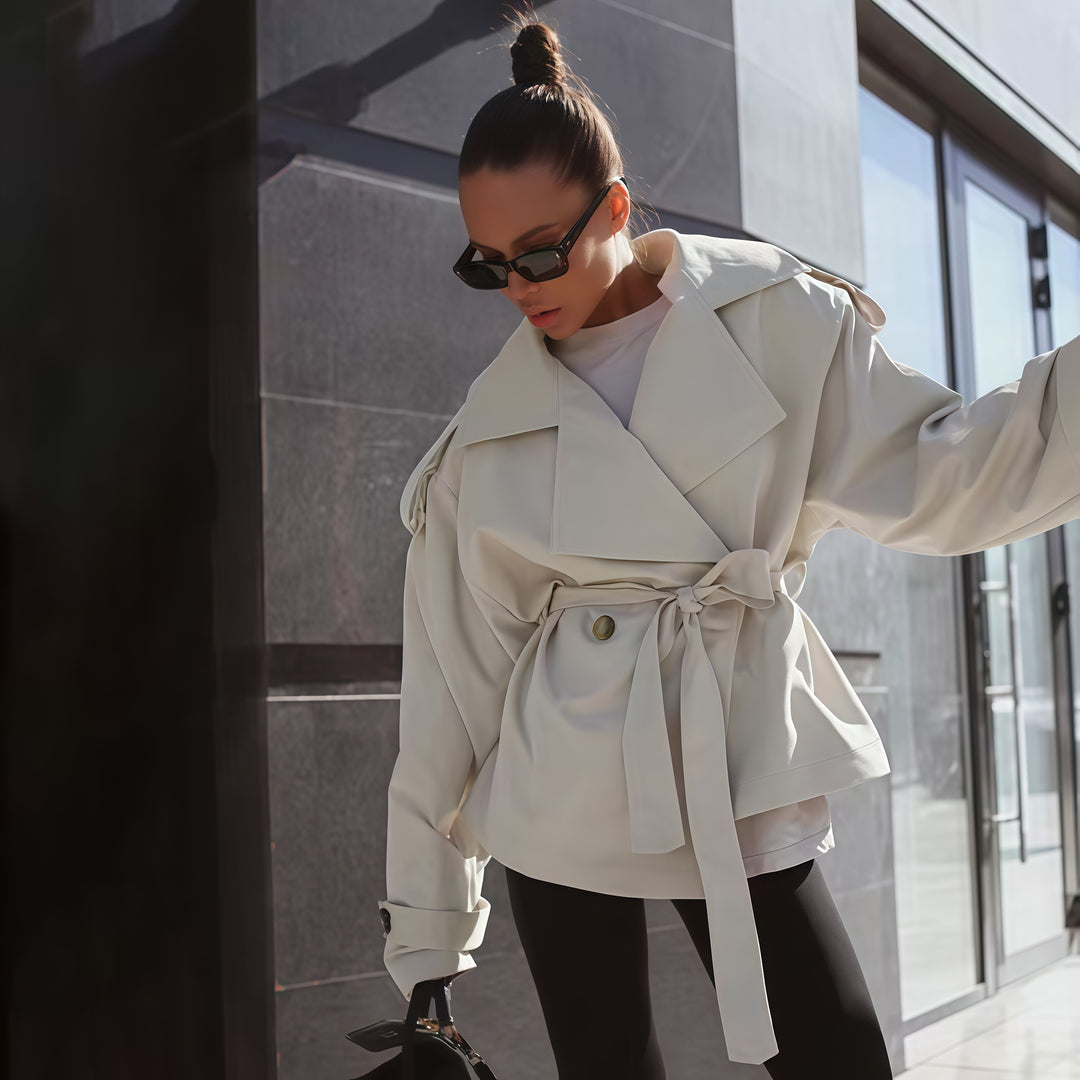 Damernas mode trenchjacka med bälte design och avslappnad skärning Mirla-Eva Jonsson