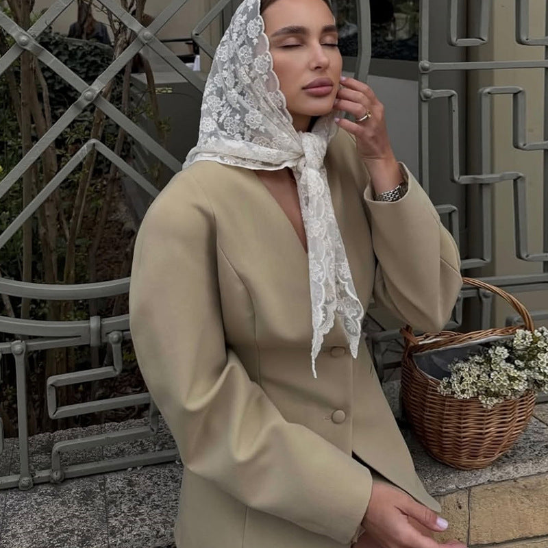 Damernas modeblazerklänning med hög krage och volangdetaljer Mirla-Eva Jonsson