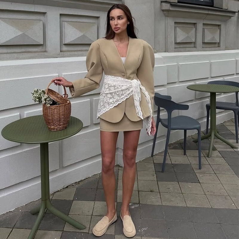 Damernas modeblazerklänning med hög krage och volangdetaljer Mirla-Eva Jonsson