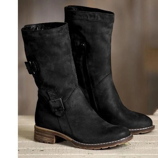 Damernas modeboots med sidodragkedja och dekorativa spännen Mirla-Eva Jonsson
