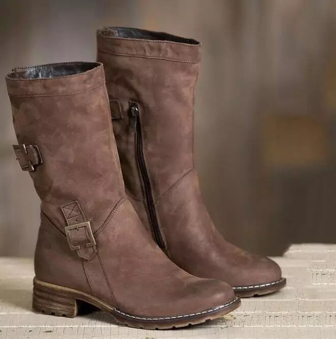 Damernas modeboots med sidodragkedja och dekorativa spännen Mirla-Eva Jonsson