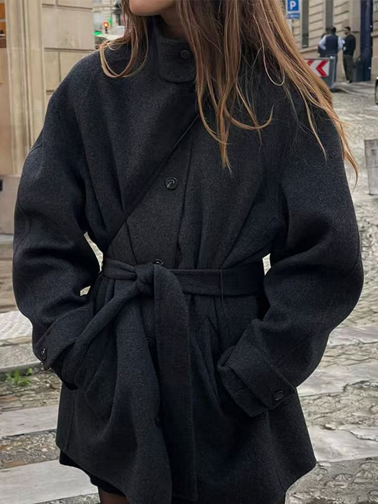 Damernas modejacka med figursydd bälte och hög krage Mirla-Eva Jonsson