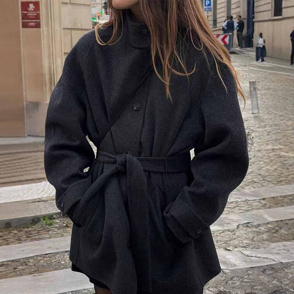 Damernas modejacka med figursydd bälte och hög krage Mirla-Eva Jonsson