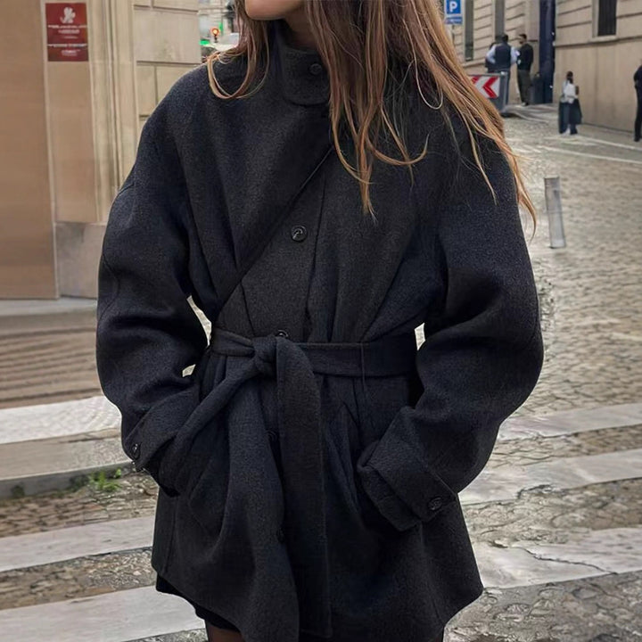 Damernas modejacka med figursydd bälte och hög krage Mirla-Eva Jonsson