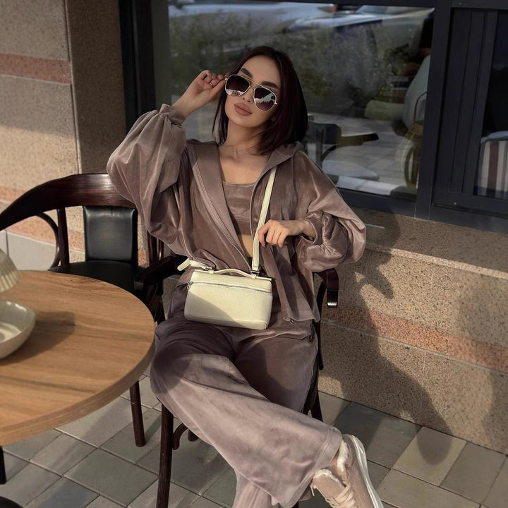 Damernas modekombinerbara fritidsset med cropped topp och mjuk jacka Eva Jonsson-Eva Jonsson
