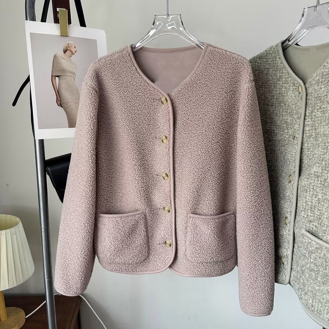 Damernas modemedvetna cardigan med knapppdetaljer och praktiska fickor Mirla-Eva Jonsson