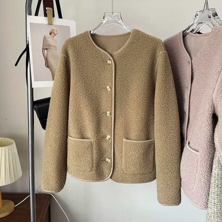 Damernas modemedvetna cardigan med knapppdetaljer och praktiska fickor Mirla-Eva Jonsson