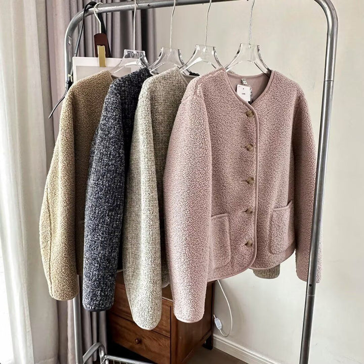 Damernas modemedvetna cardigan med knapppdetaljer och praktiska fickor Mirla-Eva Jonsson