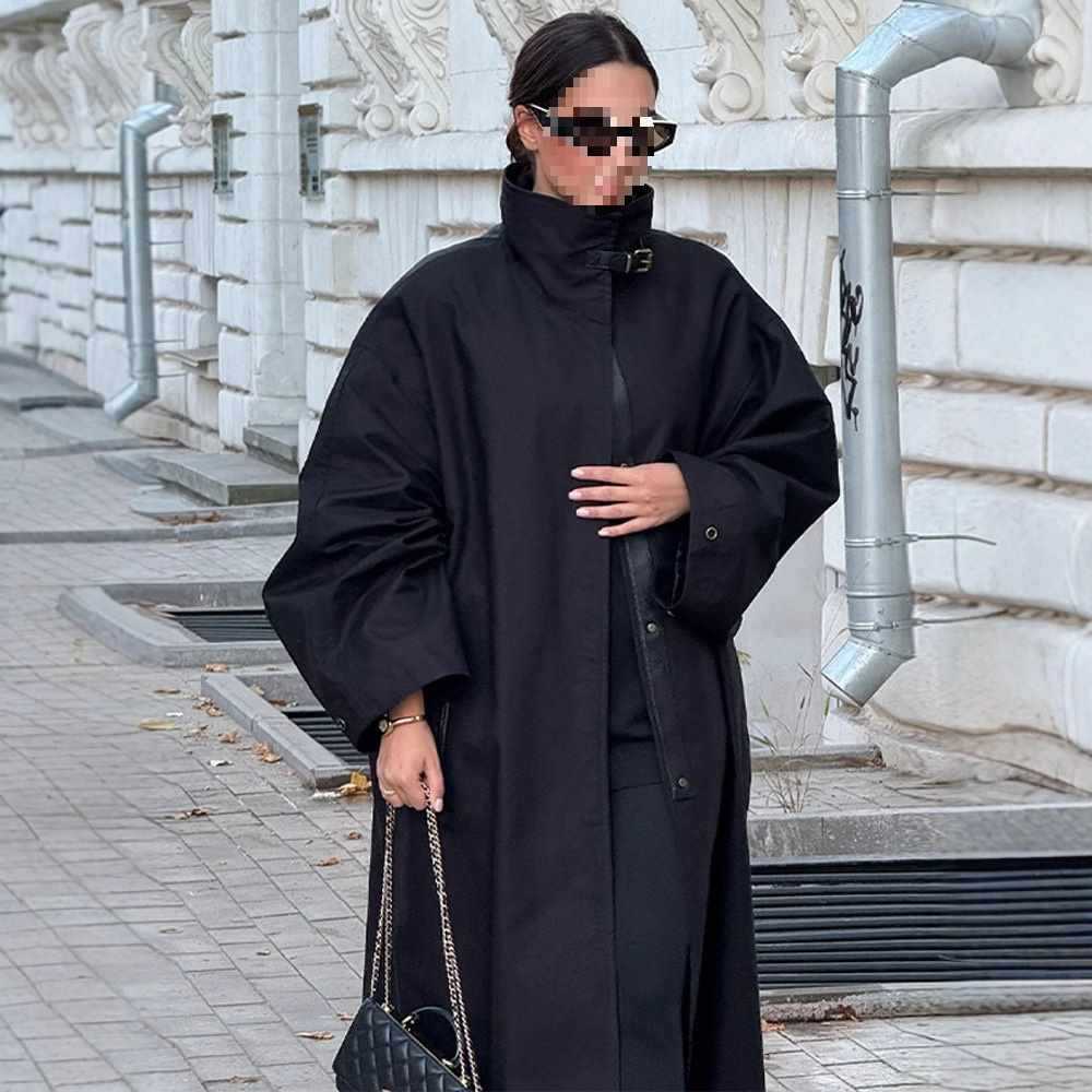 Damernas modeövergångsjacka med hög krage och praktiska dragkedjefickor Mirla-Eva Jonsson