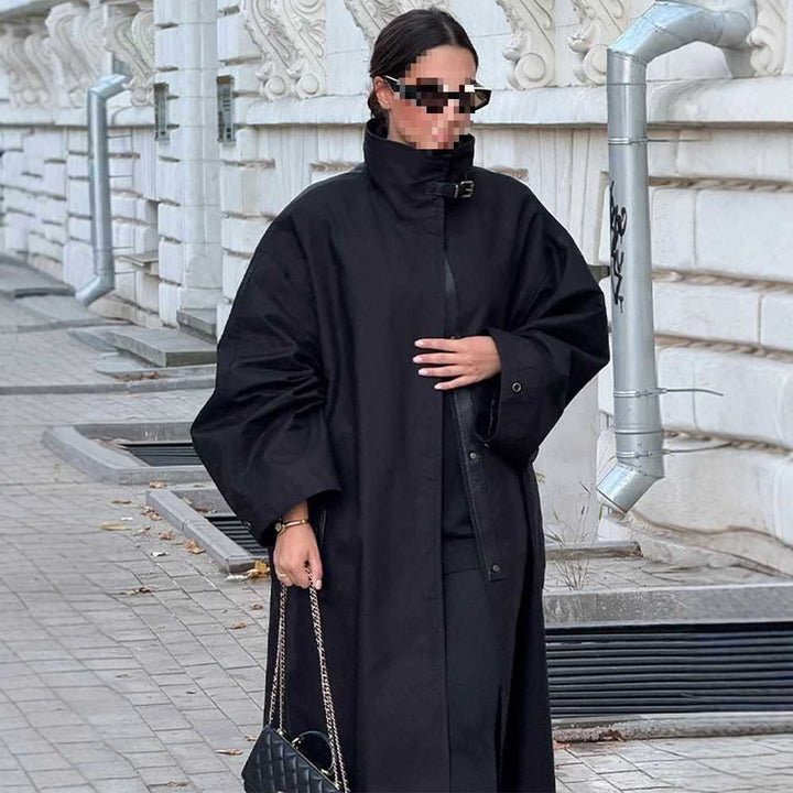 Damernas modeövergångsjacka med hög krage och praktiska dragkedjefickor Mirla-Eva Jonsson