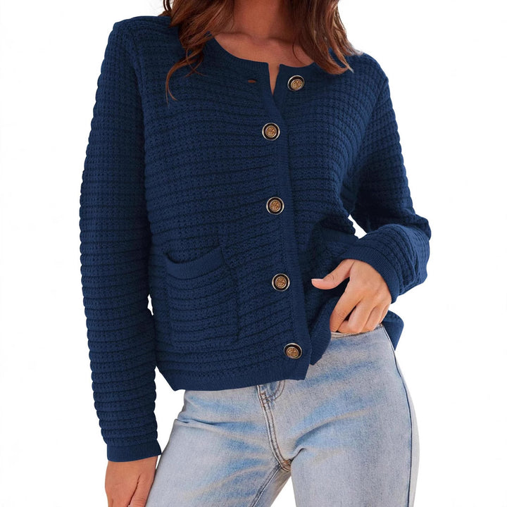 Damernas moderiktig cardigan med diskreta ribbestrukturer och eleganta knappar detaljer Eva Jonsson-Eva Jonsson