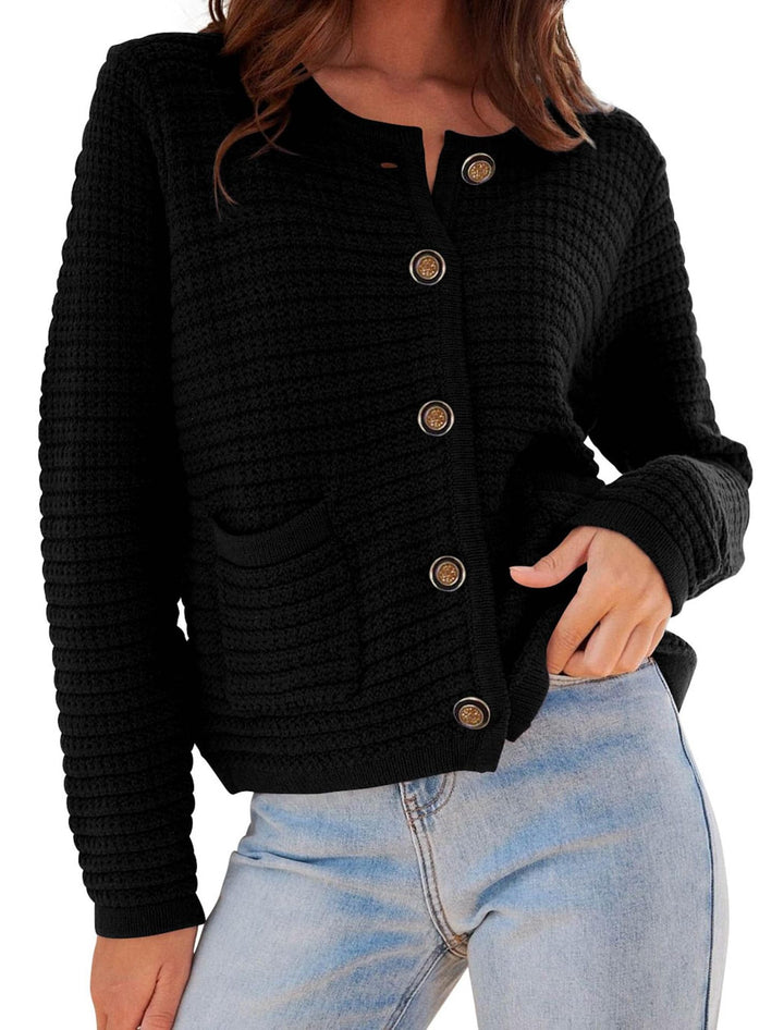 Damernas moderiktig cardigan med diskreta ribbestrukturer och eleganta knappar detaljer Eva Jonsson-Eva Jonsson