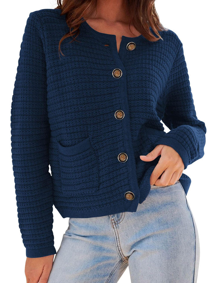 Damernas moderiktig cardigan med diskreta ribbestrukturer och eleganta knappar detaljer Eva Jonsson-Eva Jonsson