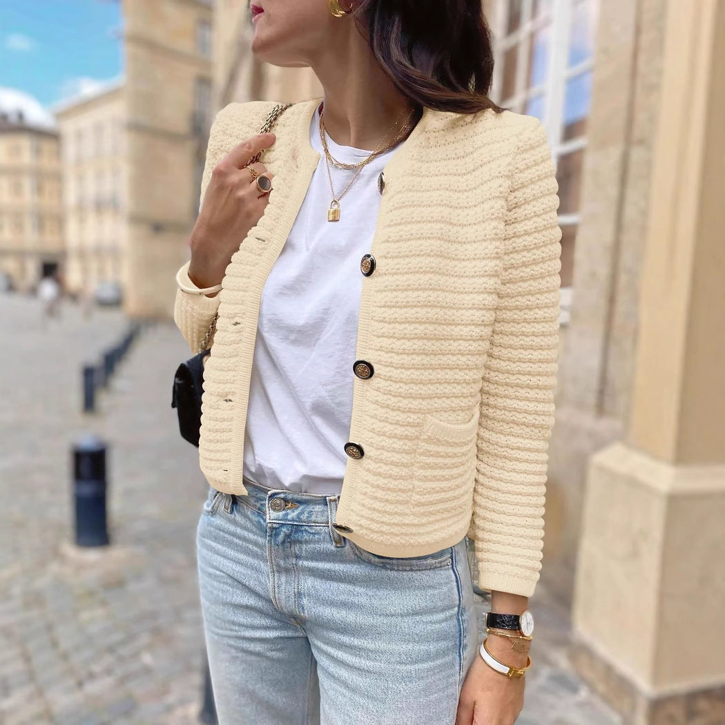 Damernas moderiktig cardigan med diskreta ribbestrukturer och eleganta knappar detaljer Eva Jonsson-Eva Jonsson