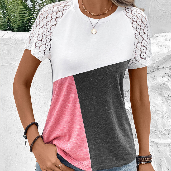 Damernas moderiktiga T-shirt med spetsärmar och färgblockdesign Eva Jonsson-Eva Jonsson
