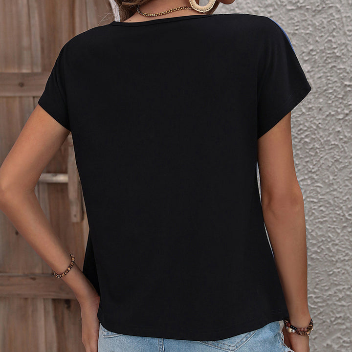 Damernas moderiktiga V-ringad T-shirt med knapppdetaljer och färgblockdesign Eva Jonsson-Eva Jonsson