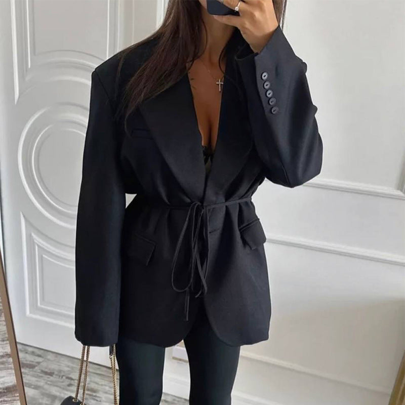 Damernas moderiktiga blazer med justerbart bälte Mirla-Eva Jonsson