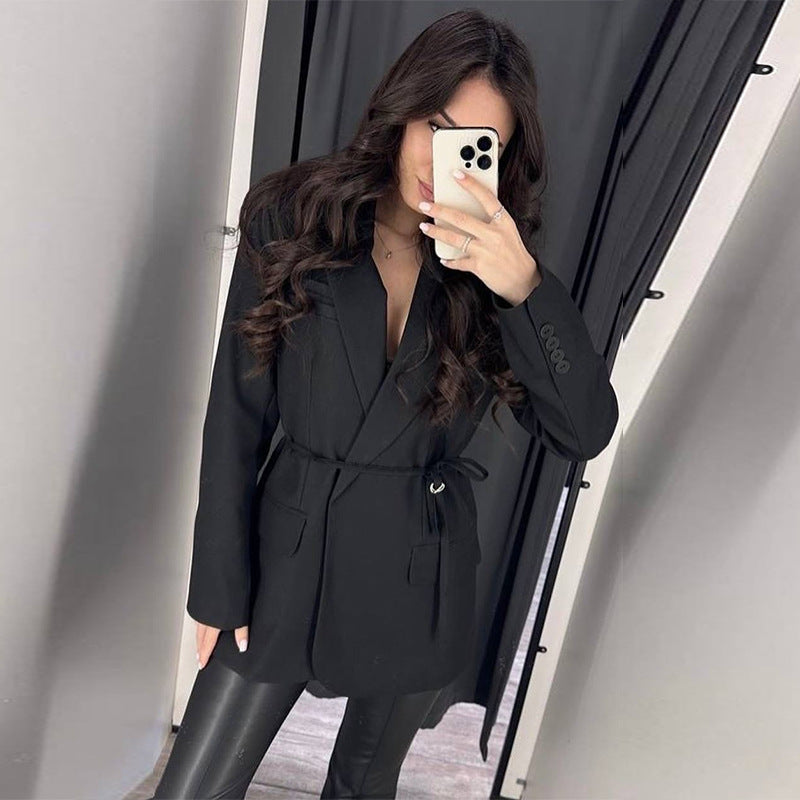 Damernas moderiktiga blazer med justerbart bälte Mirla-Eva Jonsson