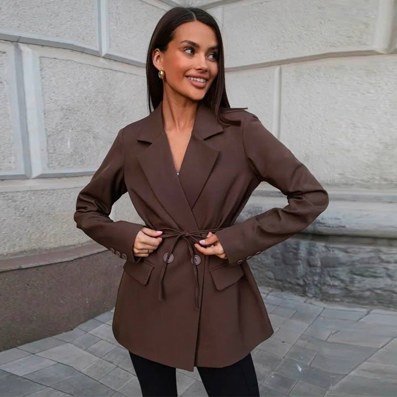 Damernas moderiktiga blazer med justerbart bälte Mirla-Eva Jonsson