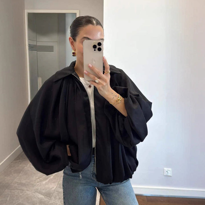 Damernas moderiktiga blousonjacka med volangärmar Mirla-Eva Jonsson