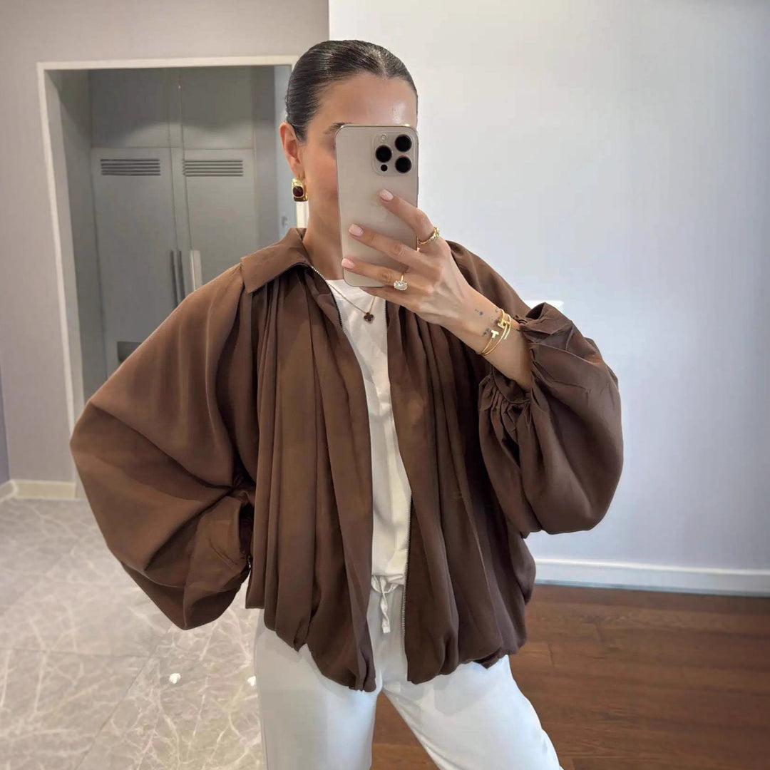 Damernas moderiktiga blousonjacka med volangärmar Mirla-Eva Jonsson