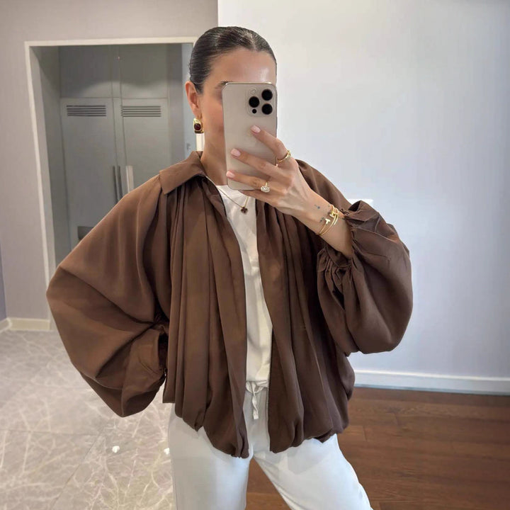Damernas moderiktiga blousonjacka med volangärmar Mirla-Eva Jonsson