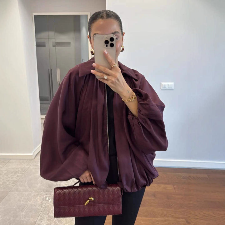 Damernas moderiktiga blousonjacka med volangärmar Mirla-Eva Jonsson