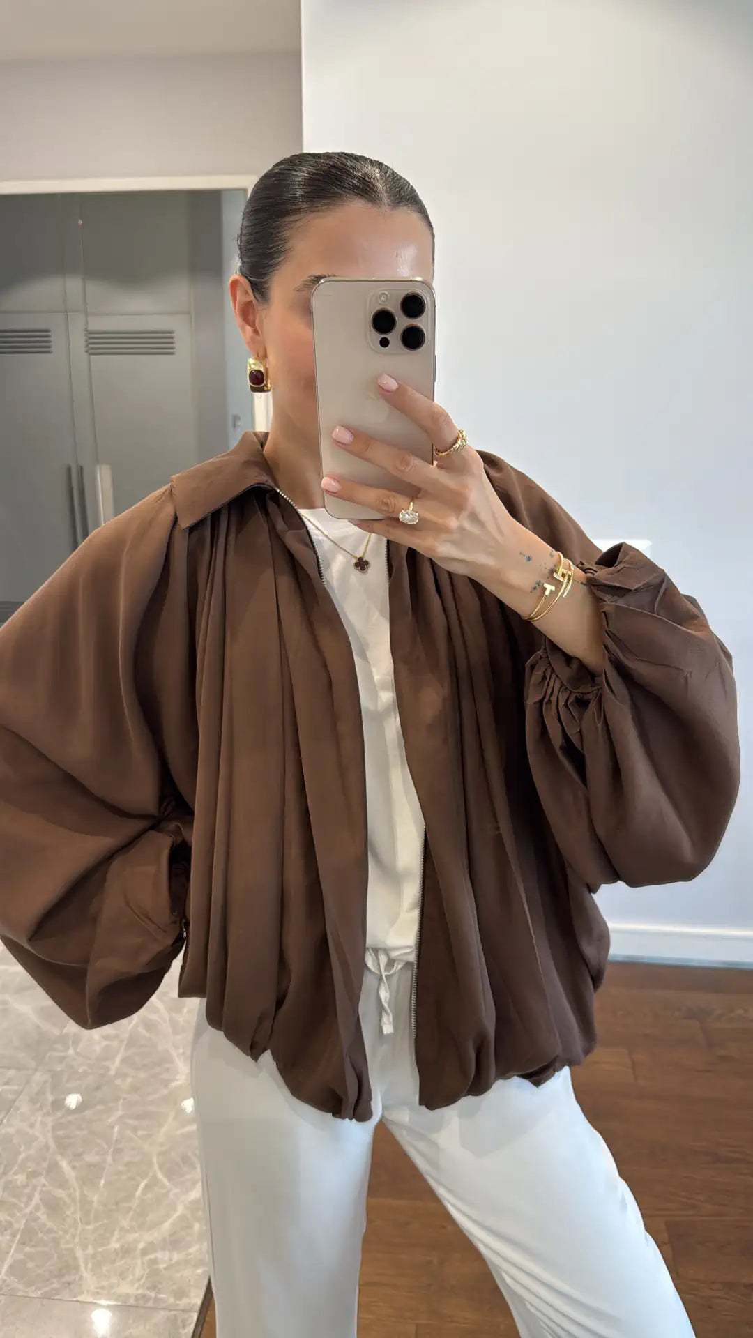 Damernas moderiktiga blousonjacka med volangärmar Mirla-Eva Jonsson