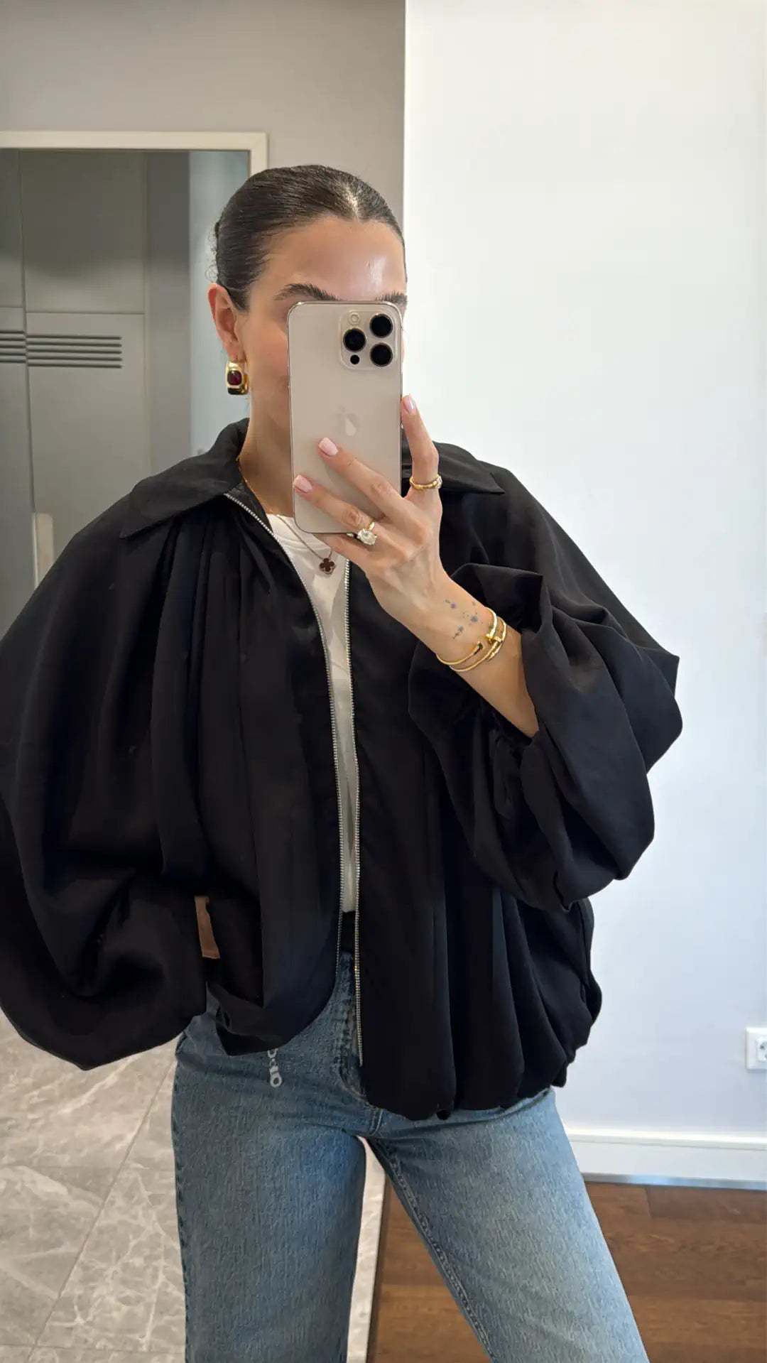 Damernas moderiktiga blousonjacka med volangärmar Mirla-Eva Jonsson