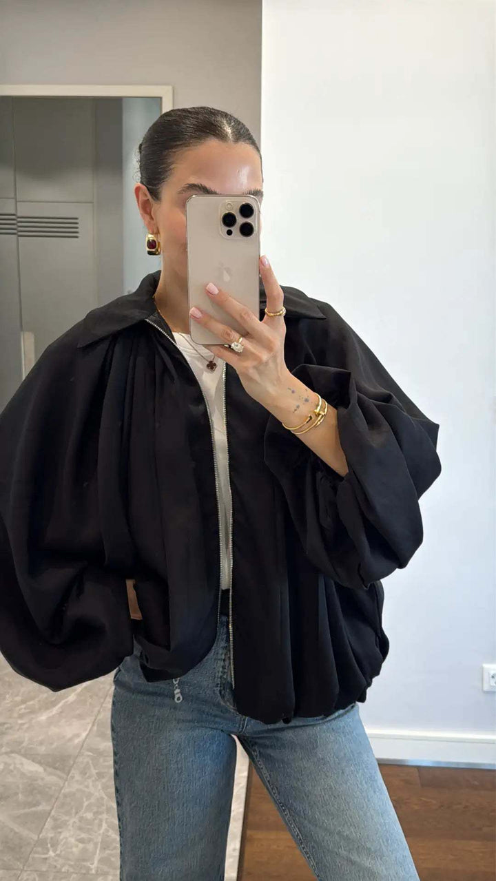 Damernas moderiktiga blousonjacka med volangärmar Mirla-Eva Jonsson