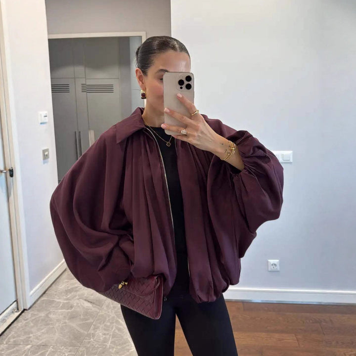 Damernas moderiktiga blousonjacka med volangärmar Mirla-Eva Jonsson