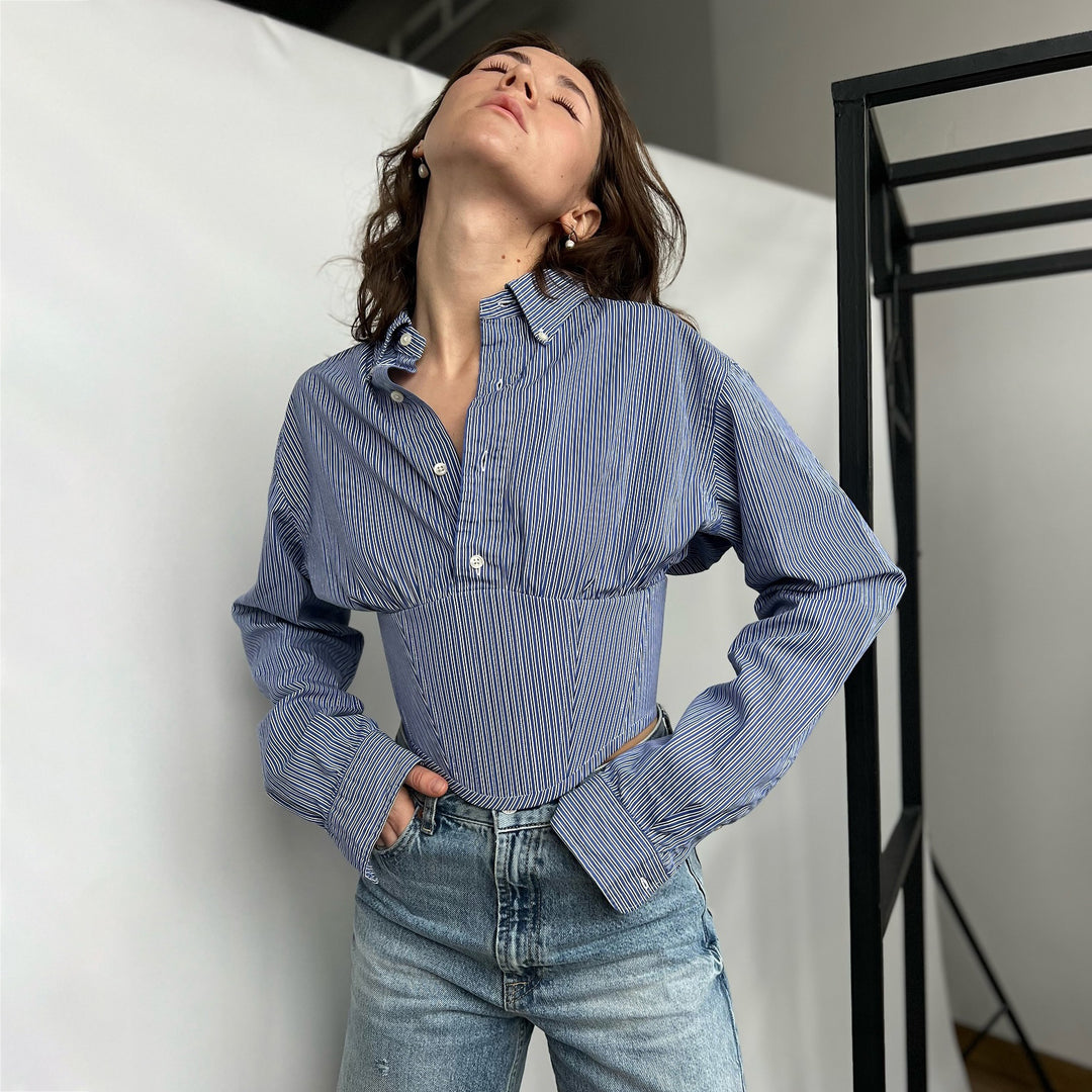 Damernas moderiktiga blus med figursytt snitt och strukturerad design Mirla-Eva Jonsson