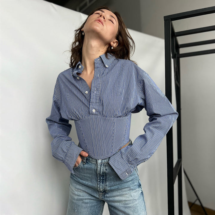 Damernas moderiktiga blus med figursytt snitt och strukturerad design Mirla-Eva Jonsson