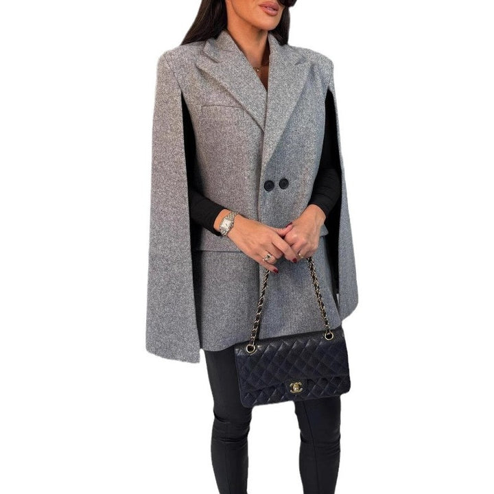 Damernas moderiktiga cape-blazer med dubbel knappslå Mirla-Eva Jonsson