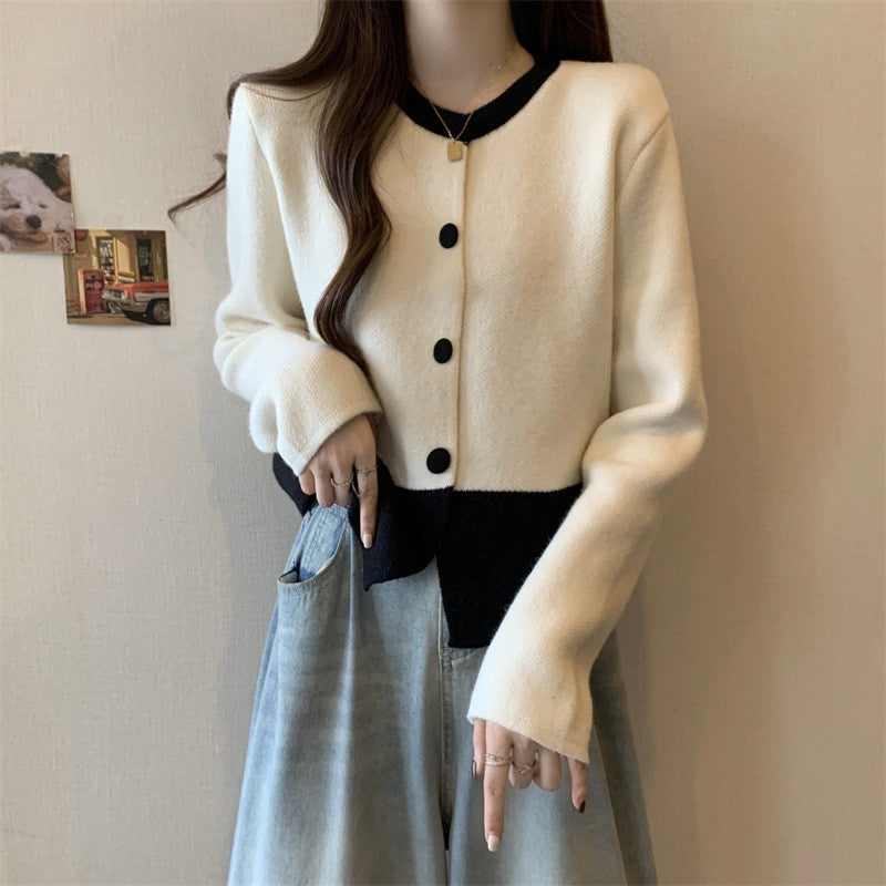 Damernas moderiktiga cardigan med asymmetrisk fåll och knappdesign Mirla-Eva Jonsson