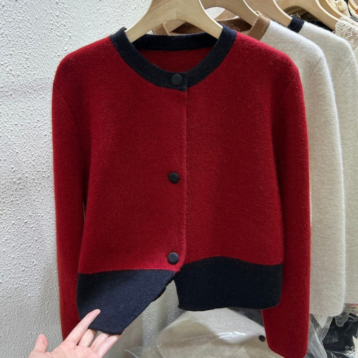 Damernas moderiktiga cardigan med asymmetrisk fåll och knappdesign Mirla-Eva Jonsson