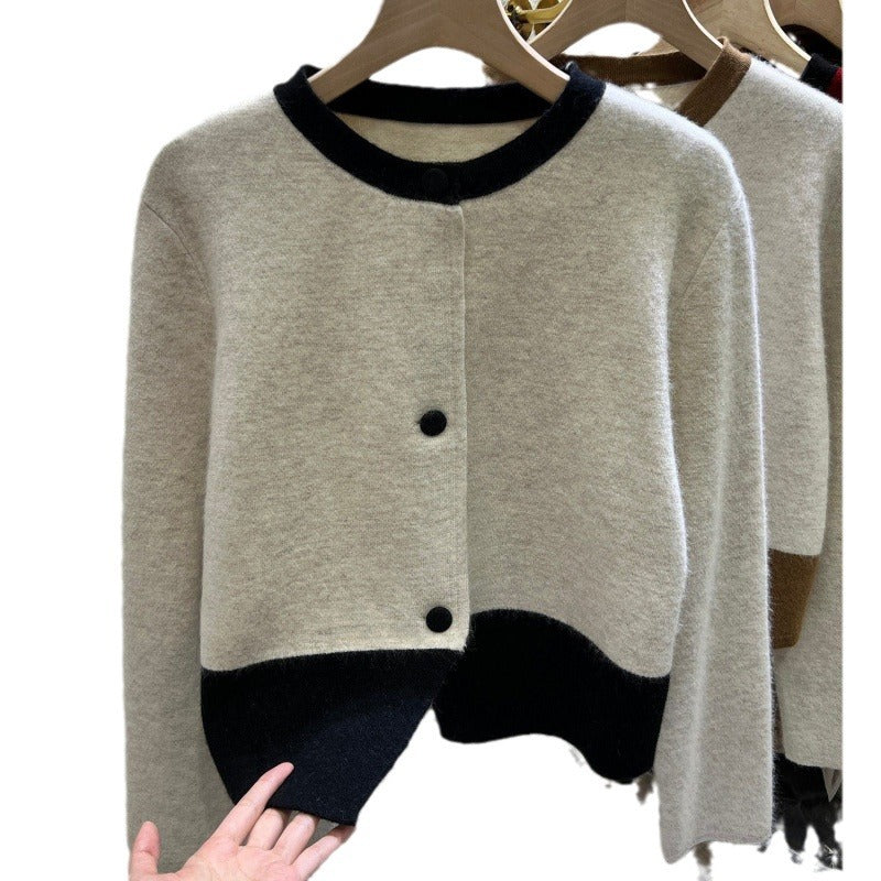 Damernas moderiktiga cardigan med asymmetrisk fåll och knappdesign Mirla-Eva Jonsson