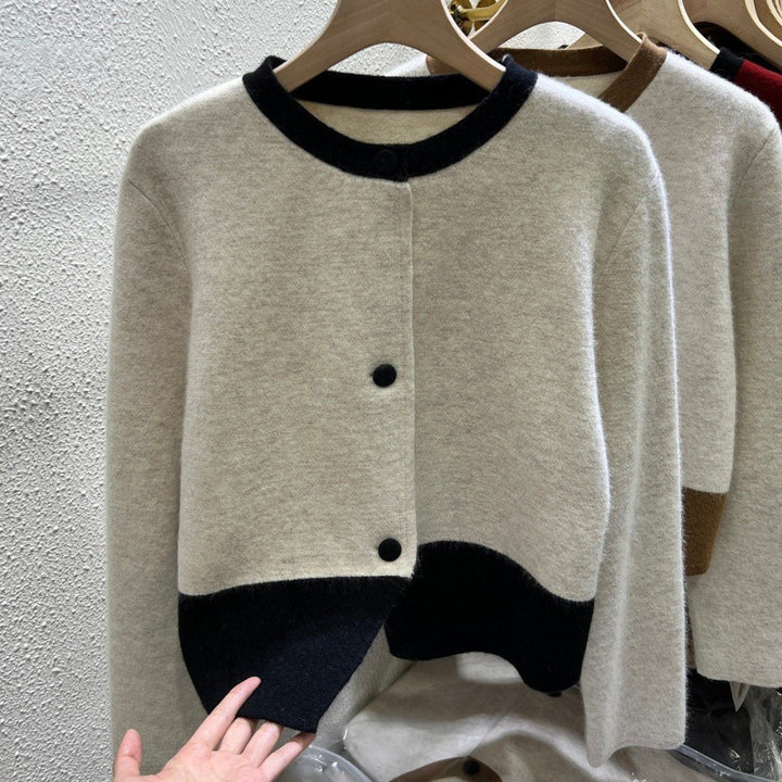 Damernas moderiktiga cardigan med asymmetrisk fåll och knappdesign Mirla-Eva Jonsson