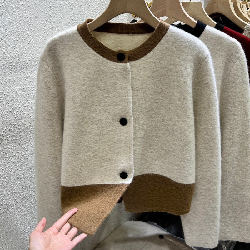Damernas moderiktiga cardigan med asymmetrisk fåll och knappdesign Mirla-Eva Jonsson