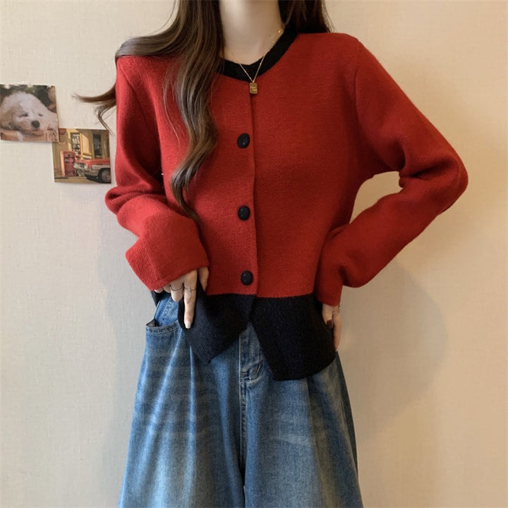 Damernas moderiktiga cardigan med asymmetrisk fåll och knappdesign Mirla-Eva Jonsson
