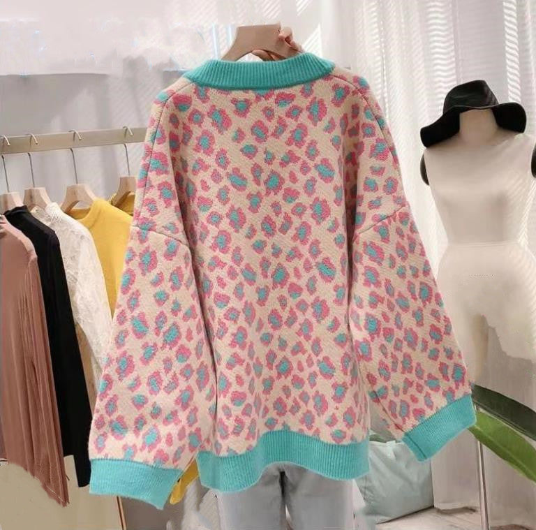 Damernas moderiktiga cardigan med stort leopardsmönster och kontrasterande mudd Mirla-Eva Jonsson