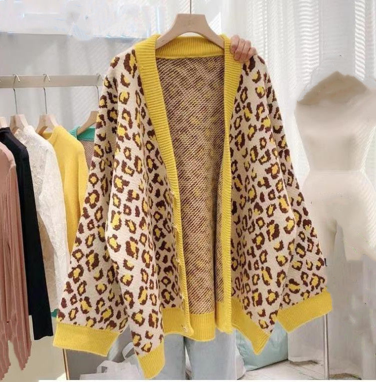 Damernas moderiktiga cardigan med stort leopardsmönster och kontrasterande mudd Mirla-Eva Jonsson