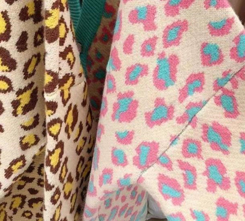 Damernas moderiktiga cardigan med stort leopardsmönster och kontrasterande mudd Mirla-Eva Jonsson