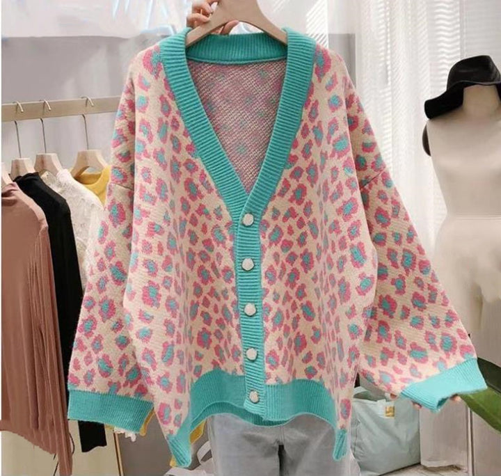 Damernas moderiktiga cardigan med stort leopardsmönster och kontrasterande mudd Mirla-Eva Jonsson