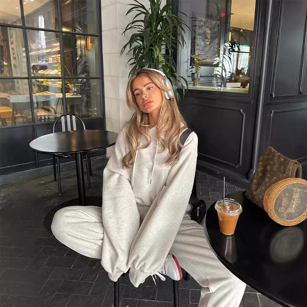 Damernas moderiktiga cropped Hoodie och avslappnande Joggingbyxor Set Mirla-Eva Jonsson