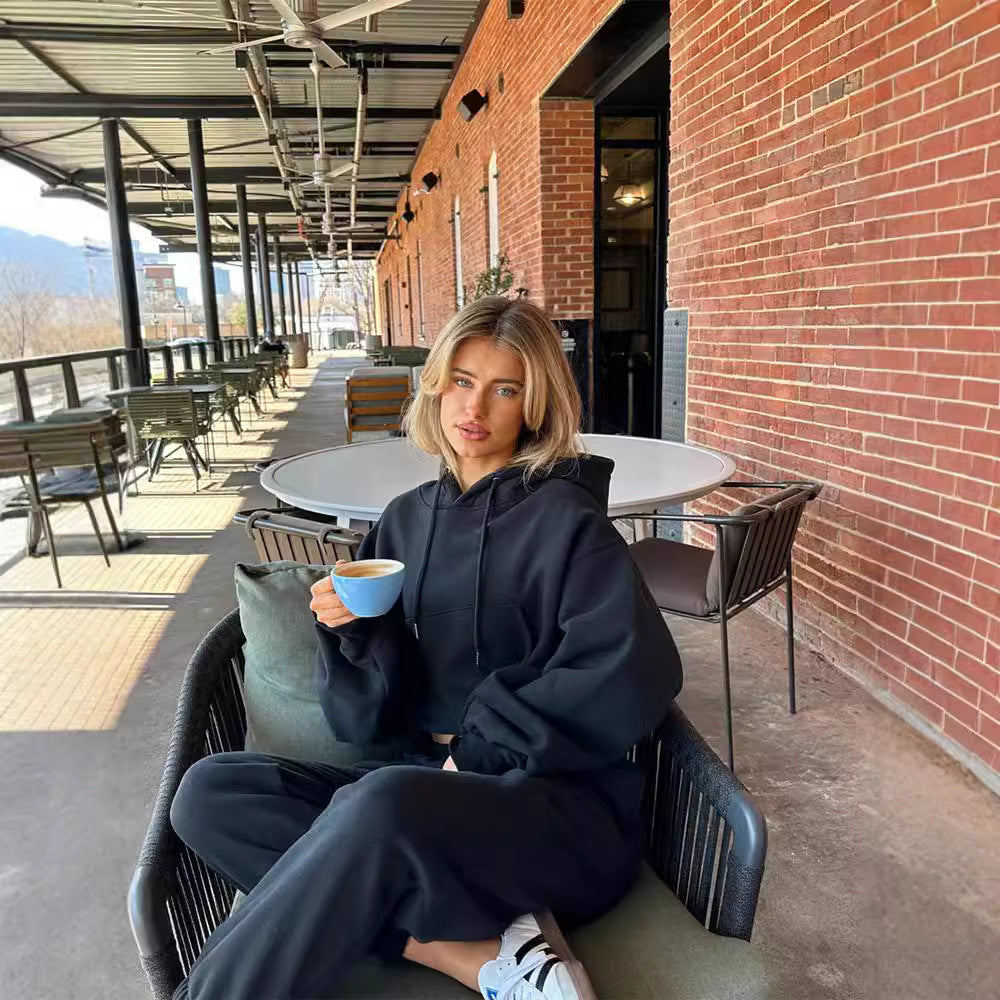 Damernas moderiktiga cropped Hoodie och avslappnande Joggingbyxor Set Mirla-Eva Jonsson